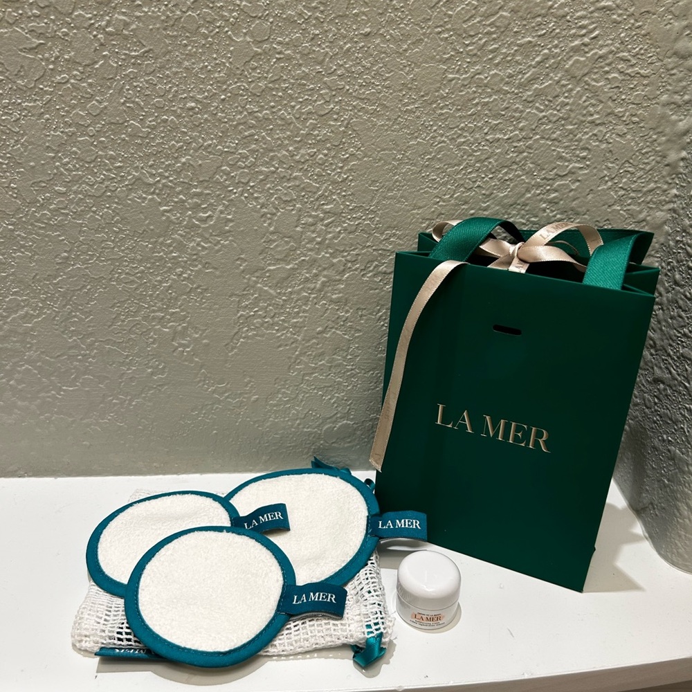 La Mer White and Teal Skincare Pads and Mini Moisturizer